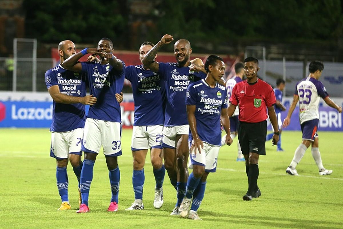 Penyerang Persib Bandung Bruno Cantanhede merayakan gol bersama rekan-rekannya pada laga lanjutan Liga 1 musim 2021-2022 kontra Persita Tangerang di Stadion Gelora Ngurah Rai, Denpasar, Bali, Jumat (7/1/2022) malam WIB.