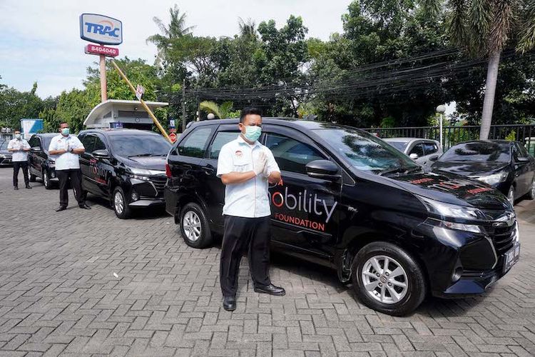 Bantuan mobil Kijang Innova beserta driver untuk mengantar petugas medis (Dok. Toyota)