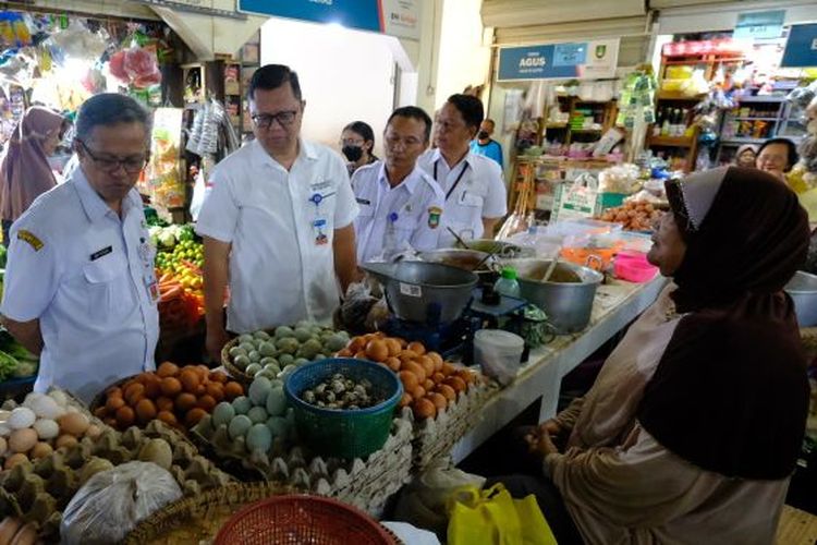 Tim Pengendalian Inflasi Daerah (TPID) Kota Solo, Jawa Tengah melakukan pemantauan harga komoditas di Pasar Kadipolo, Kecamatan Laweyan, Solo, Jawa Tengah, Rabu (12/6/2024).