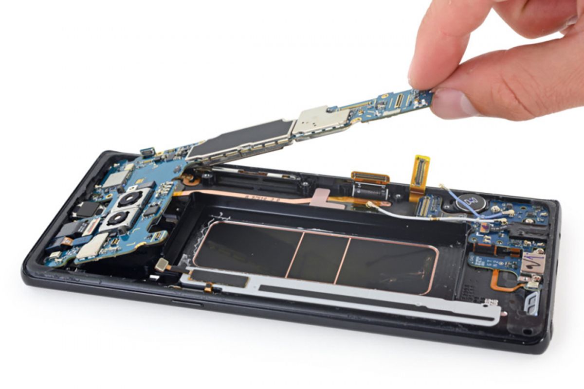 Pembongkaran Galaxy Note 8 oleh iFixit.