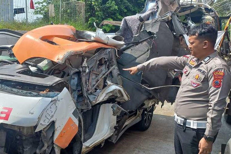 RINGSEK: Sejumlah kendaraan terlihat ringsek lantaran terlibat kecelakaan di Jalan Tol KM 353 + 300 Jalur A Batang - Semarang, Jawa Tengah (Jateng), Jumat (3/5/2024).