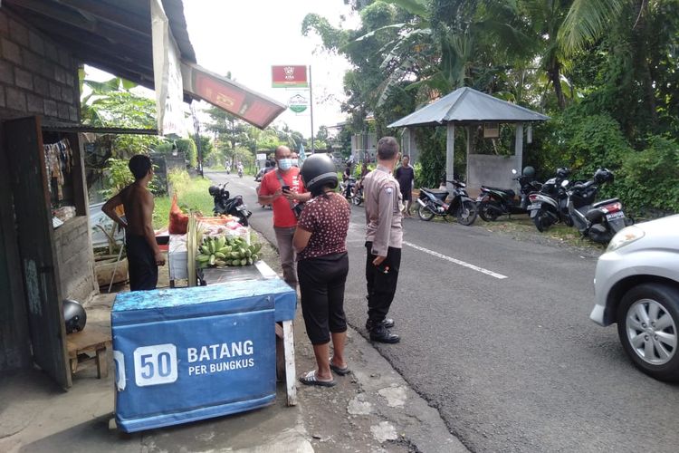 Polisi meminta keterangan saksi kasus jambret di Desa Sambangan, Kecamatan Sukasada, Kabupaten Buleleng, Bali.