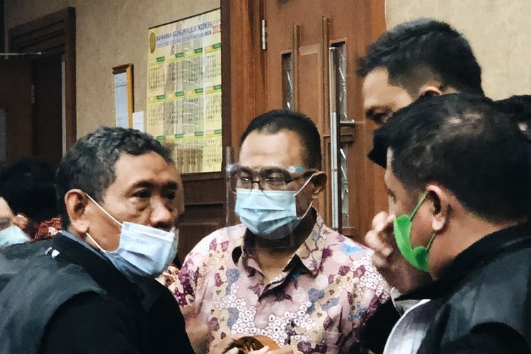 Terdakwa dugaan suap di Direktorat Jenderal Pajak (DJP) Dadan Ramdani pasca persidangan tuntutan di Pengadilan Tindak Pidana Korupsi (Tipikor) Jakarra, Selasa (11/1/2022). 