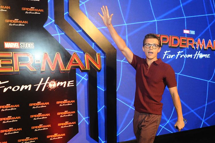 Aktor asal Inggris pemeran Peter Parker di film Spider-Man, Tom Holland menyapa penggemarnya saat meet and greet di kawasan Nusa Dua, Bali, Senin (27/5/2019). Kegiatan tersebut merupakan rangkaian promo film Spider-Man: Far From Home yang rencananya akan dirilis pada bulan Juli mendatang.