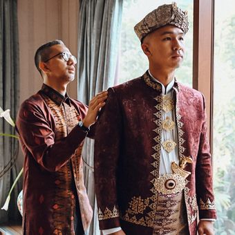 Didiet Maulana dengan baju rancangannya untuk pernikahan Nikita Willy dan Indra Priawan