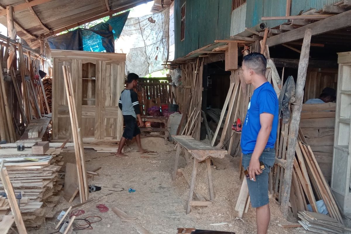 Suasana Kelurahan Mannongkoki, Kecamatan Polongbangkeng, Utara Kabupaten Takalar, Sulawesi Selatan yang dikenal sebagai kampung pengrajin mebel. Kamis, (15/6/2023).