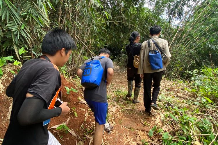 Perkumpulan Pemerhati Ekosistem dan Satwa Liar, Aspera Madyasta (Asta) Indonesia dan Yayasan Keanekaragaman Hayati Indonesia (Kehati) mencari keberadaan berang-berang di segmen 4 Sungai Ciliwung, Depok pada Sabtu (8/10/2022). Namun himgga titik terakhir disambangi, belum ditemukan adanya wujud berang-berang itu sendiri. 