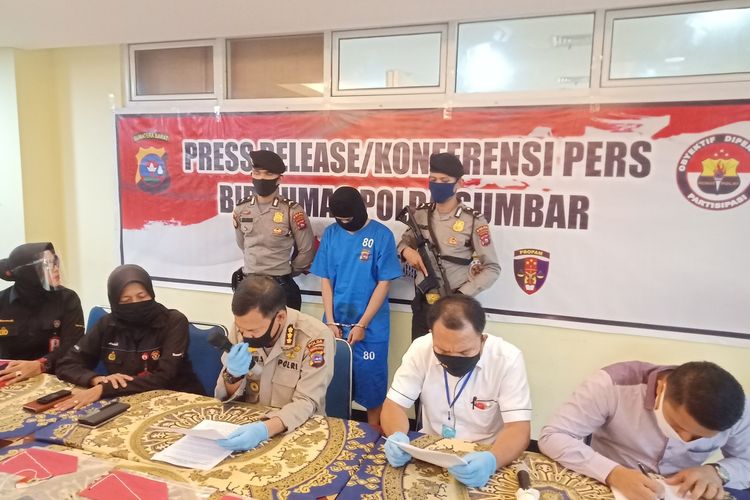 Germo PSK dari SPG rokok di Padang ditahan polisi setelah ditangkap Polda Sumbar, Sabtu (18/7/2020)