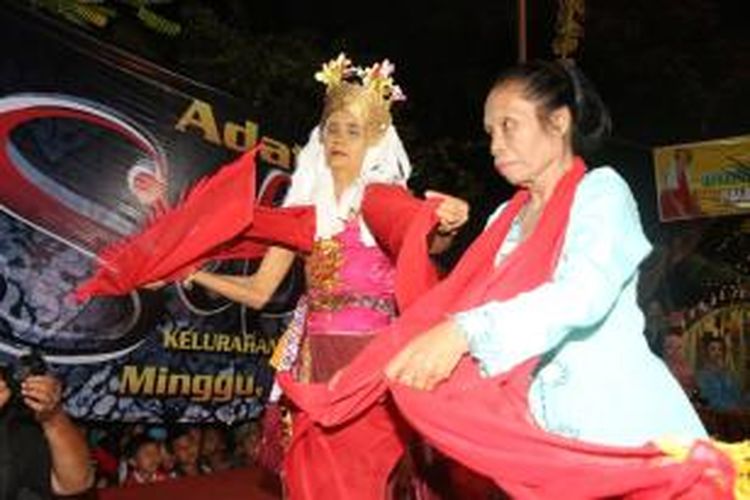 Ritual Tari Seblang di Desa Bakungan, Kecamatan Glagah, Kabupaten Banyuwangi, Jawa Timur, Minggu (12/10/2014) malam.