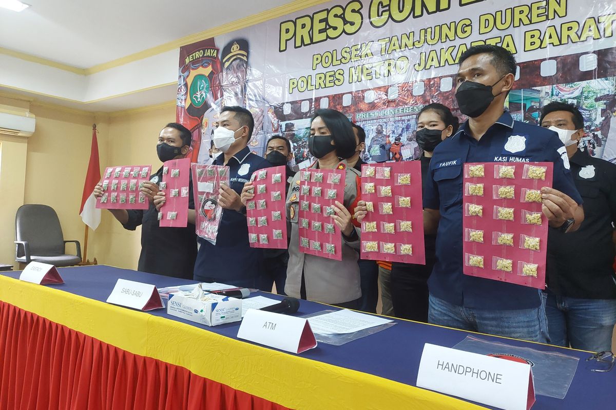 Polsek Tanjung Duren mengamankan 1.847 butir narkoba jenis pil ekstasi berlogo lambang Superman dan 0,2 gram sabu dari sejumlah lokasi di Jakarta Barat. 
