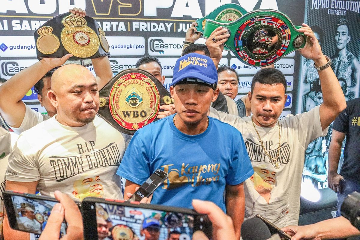 Daud Yordan bersama timnya menghadiri sesi konferensi pers menjelang duel utama MPRO Evolution Fight Series 2022 melawan petinju Thailand, Panya Uthok, di Balai Sarbini, Jakarta, pada Jumat (1/7/2022).