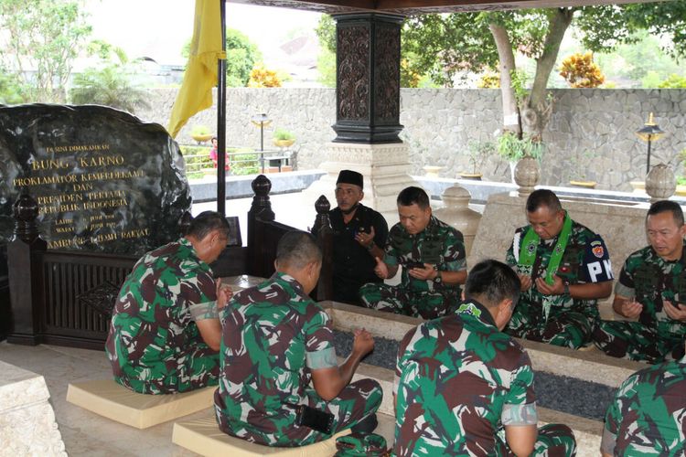 Kepala Staf TNI Angkatan Darat Jenderal Dudung Abdurachman beserta rombongan berdoa di pusara Makam Presiden Soekarno di Kelurahan Bendogerit, Kota Blitar, Kamis (6/10/2022)