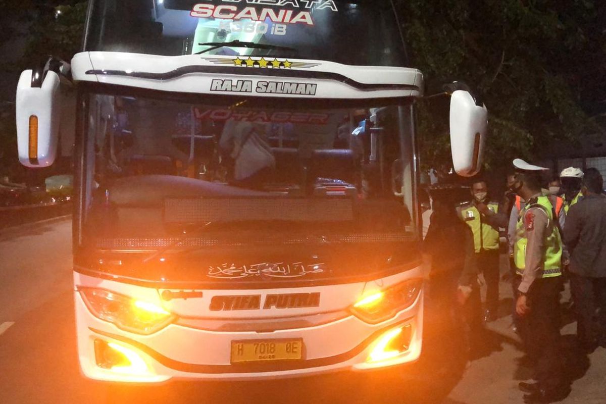 Polisi menemukan enam pemudik tujuan Jawa Tengah yang nekat bersembunyi di dalam bus dan kamar mandi bus AKAP guna menghindari pemeriksaan di pos penyekatan. Peristiwa tersebut terjadi di pos pengamanan Kedung Waringin, Kabupaten Bekasi, Rabu (29/4/2020) pukul 22.00. 