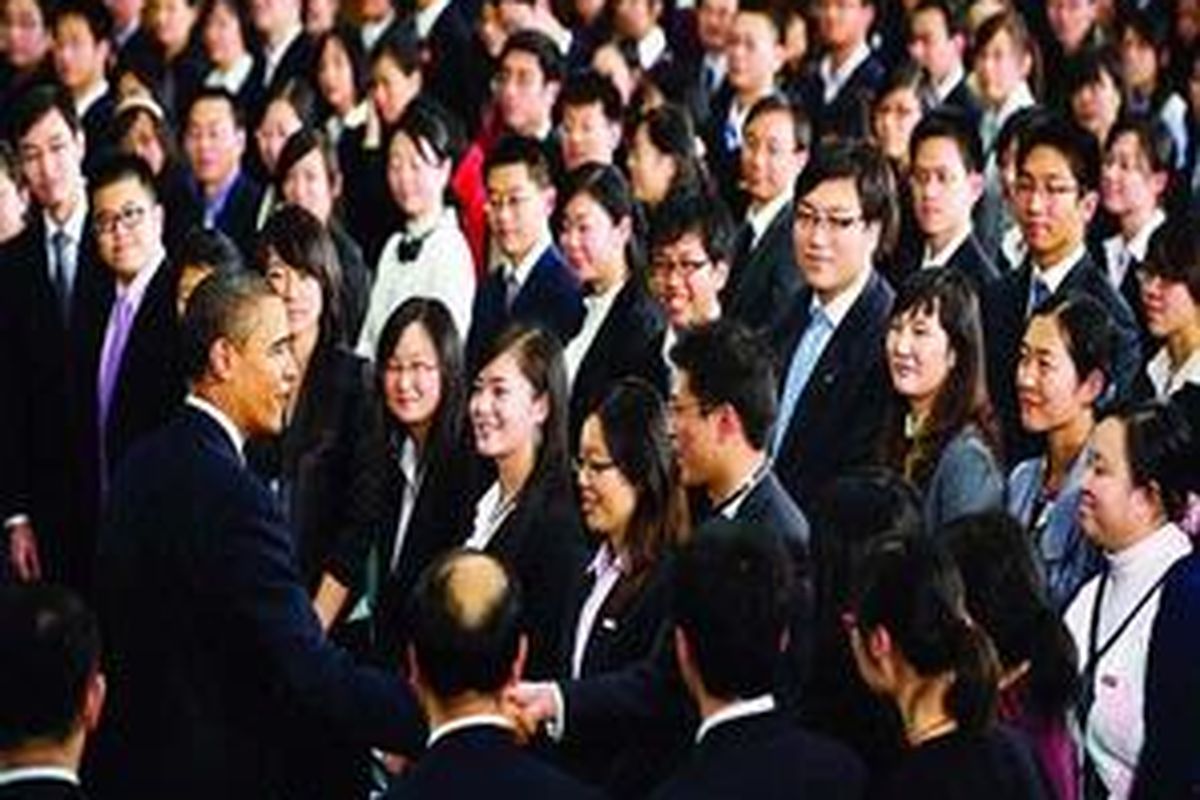Presiden Amerika Serikat Barack Obama menyalami publik pendengarnya selepas acara tanya jawab di Museum Ilmu Pengetahuan dan Teknologi di Shanghai, China, Senin (16/11). Dalam kunjungannya kali ini, Obama menyempatkan menyapa publik China yang disebutnya sebagai calon-calon pemimpin China masa depan. Setelah China, Obama akan menuju Korea Selatan.