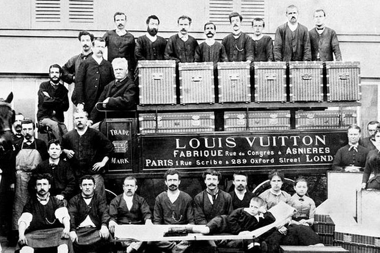 Di halaman lokakarya Asnières, sekitar 1888, Louis Vuitton berpose dengan kedua anaknya, Georges dan Gaston, serta beberapa karyawan. (Public Domain)