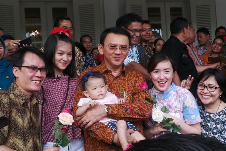 Gubernur DKI Jakarta Basuki Tjahaja Purnama atau Ahok ladeni foto warga di Pendopo Balai Kota DKI Jakarta, Jumat (21/4/2017).