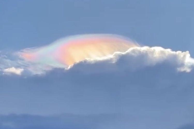 Viral Awan Pelangi Muncul di Langit Indramayu, BMKG: Bukan Tanda Langsung Terjadinya Badai