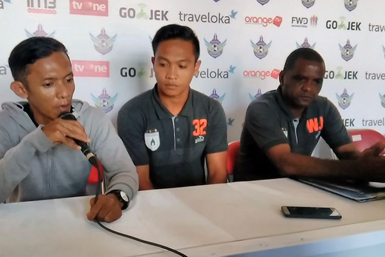 Pelatih Persipura Jayapura, Wanderley Junior (kanan) dan Muhammad Tahir (tengah), dalam sesi jumpa pers sebelum laga kontra Persegres Gresik United.