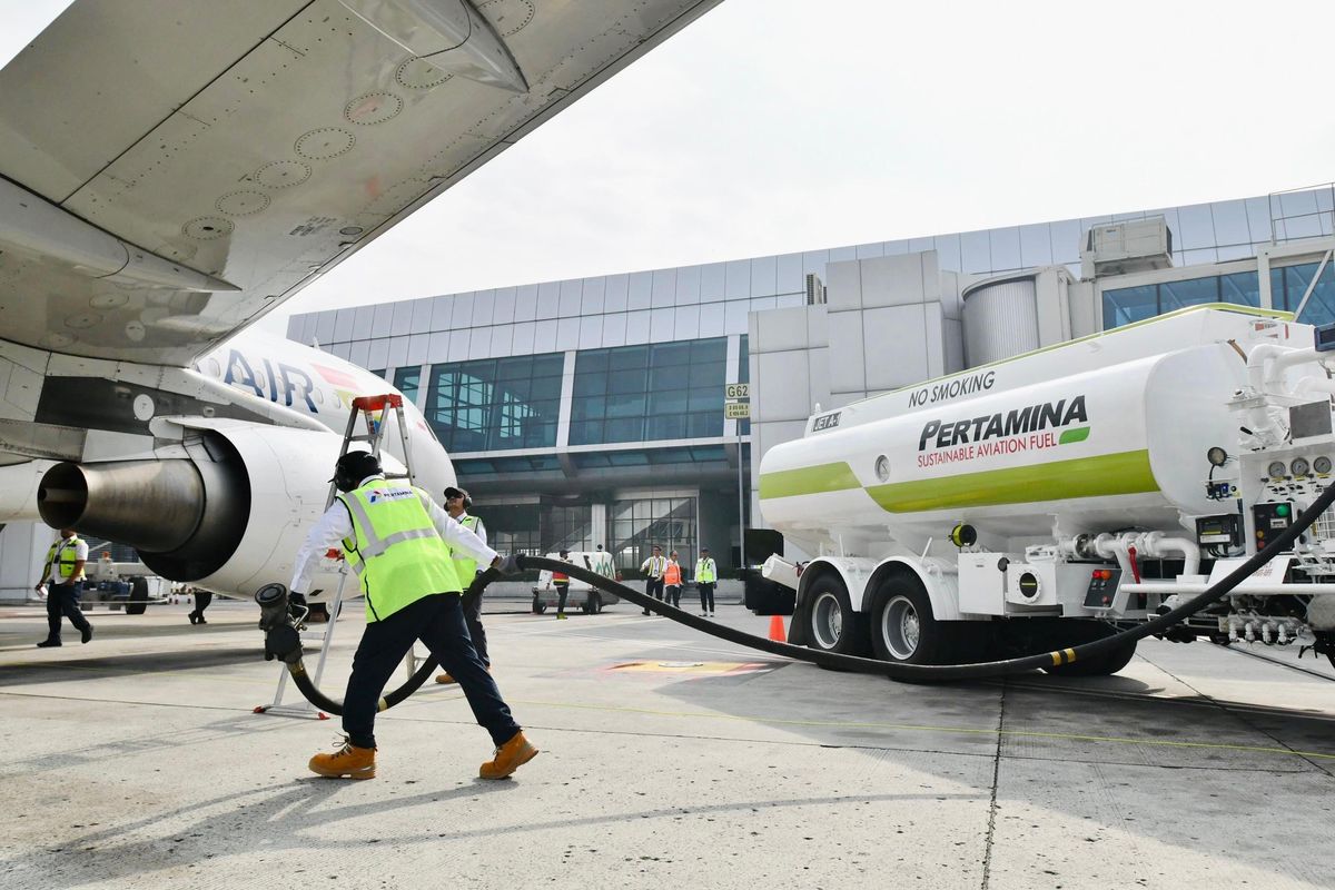 PT Pertamina (Persero) mencetak sejarah baru dalam dunia penerbangan Indonesia dengan meluncurkan penerbangan perdana menggunakan sustainable aviation fuel (SAF) berbahan dasar minyak jelantah atau Used Cooking Oil (UCO) di Terminal 3 Bandara Soekarno Hatta, Jakarta, Rabu (20/8/2025). 