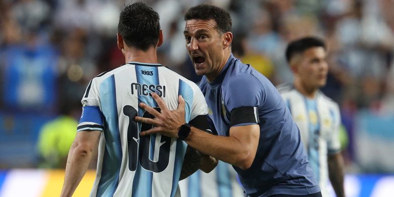 Pelatih Argentina, Lionel Scaloni, memberi instruksi kepada Lionel Messi dalam pertandingan Piala Dunia 2026 melawan Swiss di Stadion Kansas pada 11 Juli 2026.  