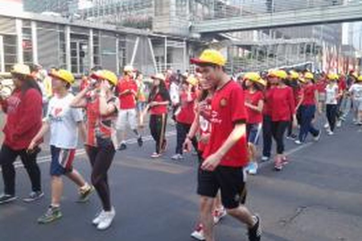 Para relawan Jakarta Marathon saat running training and running clinic di Jalan MH Thamrin, Jakarta, Minggu (28/9/2014).