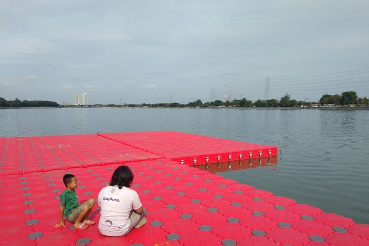 Warga menikmati Waduk Cincin di atas palka ADP, Minggu (10/12/2017). Beberapa waktu, kehadiran palka ADP atau floating deck yang digunakan untuk darmaga apung menjadi atraksi baru masyarakat Jakarta Utara.