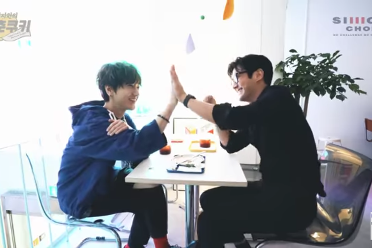 Member grup Super Junior, Yesung (kiri) dan Siwon saat mengobrol bersama di cafe.