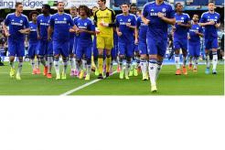 Bek asal Inggris, John Terry (4 dari kanan) memimpin skuad Chelsea masuk ke lapangan pertandingan jelang lawan Real Sociedad dalam laga pra-musim di Stamford Bridge, London, Selasa (12/8/2014).