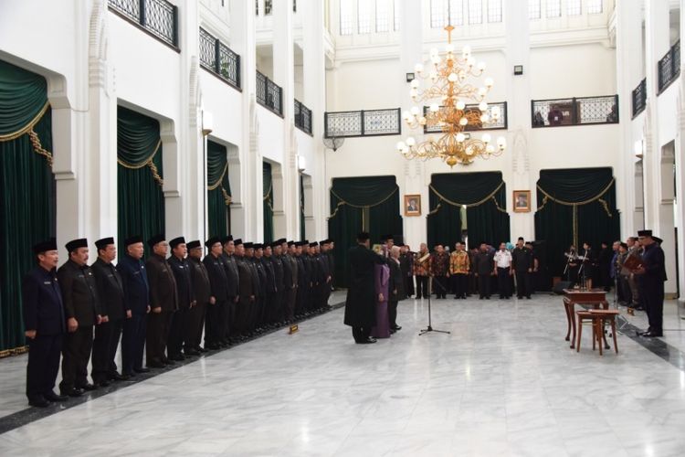 Gubernur Jawa Barat Ridwan Kamil saat melantik 24 pejabat baru di level kepala dinas dalam proses rotasi jabatan di Gedung Sate, Jalan Diponegoro, Jumat (4/1/2019) sore. 