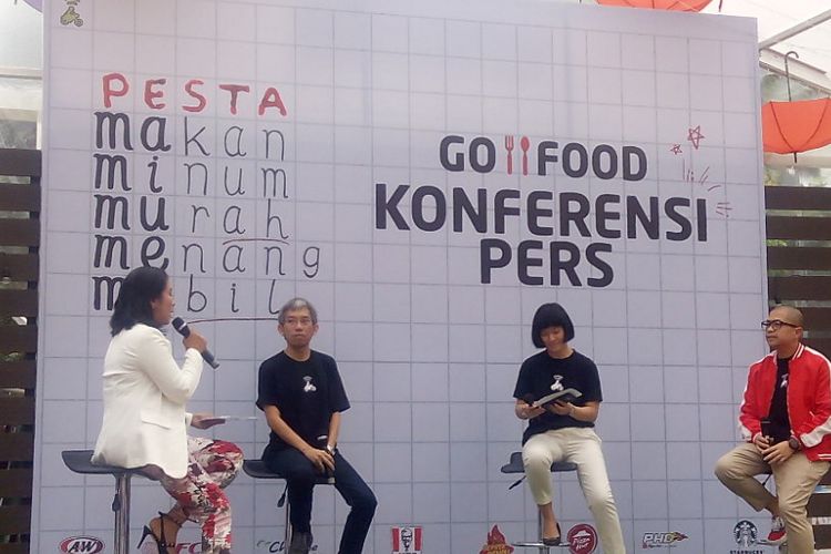 Chief Commercial Expansion Go-Jek, Catherine Hindra Sutjahyo (kedua kanan) berbincara dalam konferensi pers di taman kompleks Gelora Bung Karno Senayan, Jakarta Pusat, Senin (5/11/2018).