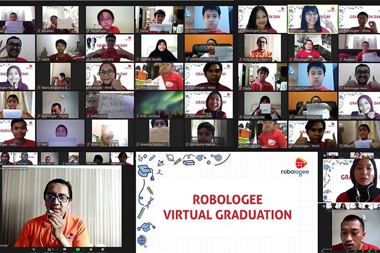 Pengajar, siswa, dan orang tua siswa menghadiri acara Graduasi Virtual Robologee lewat aplikasi Zoom pada Minggu (16/8/2020).