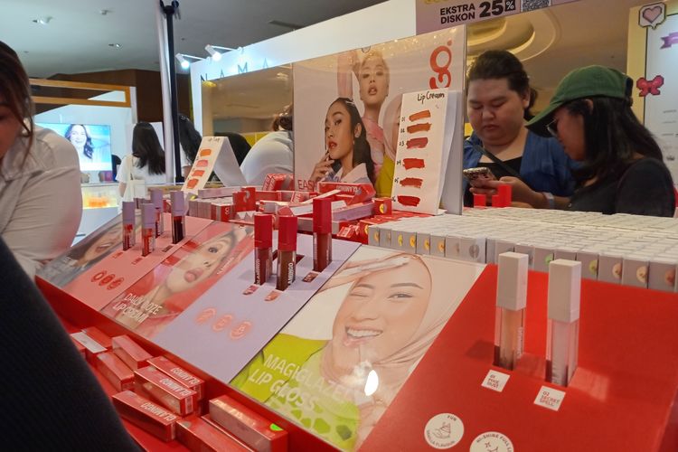 Beberapa pengunjung BeautyFest Asia mulai mendatangi booth-booth merek makeup yang jadi incaran di The Ritz-Carlton Pacific Place, Jakarta Pusat, Jumat (3/5/2024).
