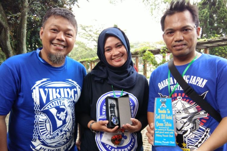 Pentolan Viking Yana Umar, Mia Beutik, Dadan Gareng saat memperlihatkan cinderamata untuk Raja dan Ratu Swedia di Pendopo Kota Bandung, Rabu (24/5/2017)