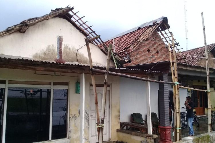 Kondisi bangunan dan rumah penduduk di Dusun Sawahan, Desa Barongsawahan, Kecamatan Bandar Kedungmulyo, Kabupaten Jombang, Jawa Timur, usai diterjang angin kencang, Minggu (6/11/2022).