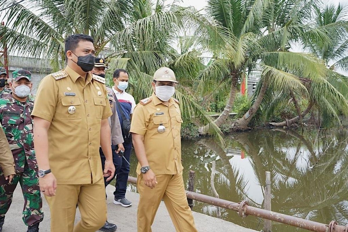 Wali Kota Medan Bobby Nasution bersama Dinas Perumahan Kawasan Permukiman dan Penataan Ruang (PKPPR) Kota Medan Benny Iskandar dan Camat Medan Labuhan Rudi Asriandi saat mengunjungi Kelurahan Nelayan Indah, Kecamatan Medan Labuhan, Senin (10/5/2021).