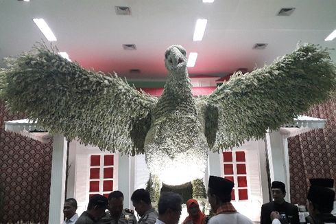 Pedagang Rawa Belong Bikin Replika Garuda dari 25.000 Bunga Sedap Malam
