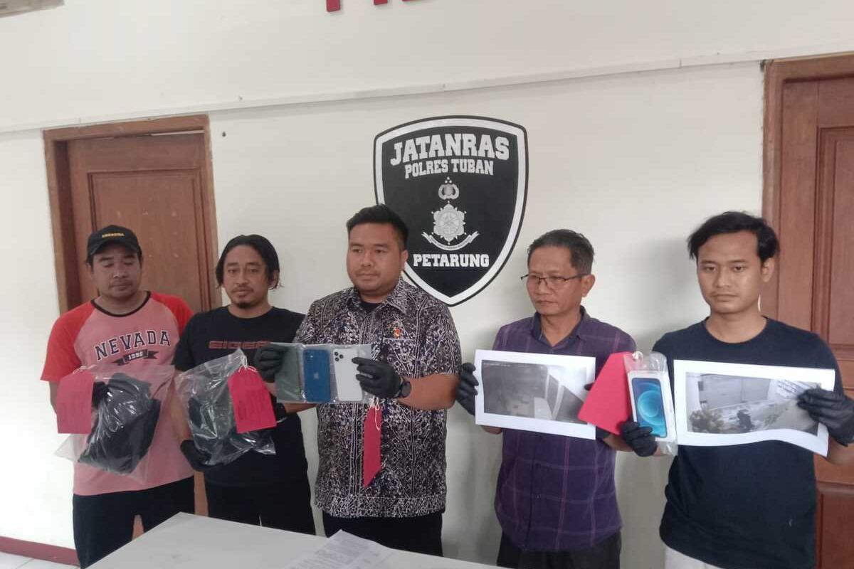 Kasatreskrim Polres Tuban, AKP Dimas Robin Alexander bersama jajarannya menunjukkan barang bukti hasil pengungkapan aksi pencurian di toko handphone dengan tersangka dua pelajar yang masih di bawah umur, Jumat (1/11/2024).
