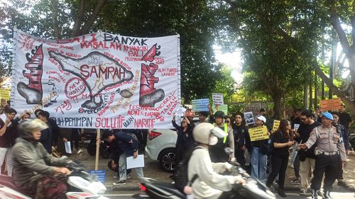 Demo Mahasiswa Warnai Pendaftaran Pilkada Bali