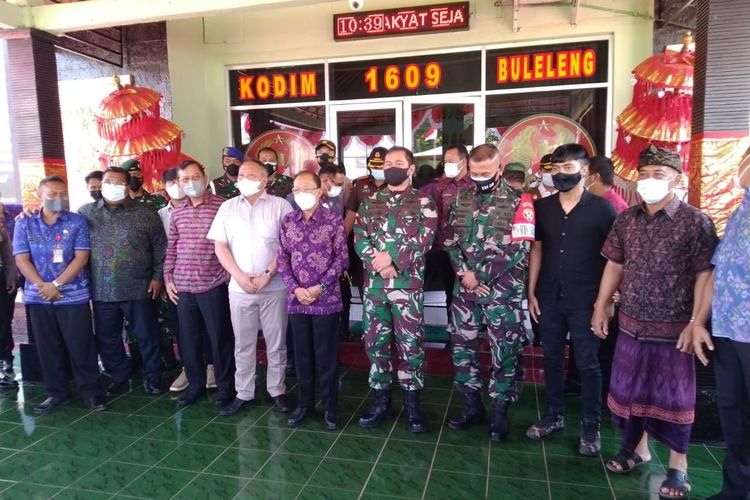 Gubernur Bali Wayan Koster usai memimpin mediasi antara TNI dan warga Desa Sidetapa di Makodim 1609/Buleleng 