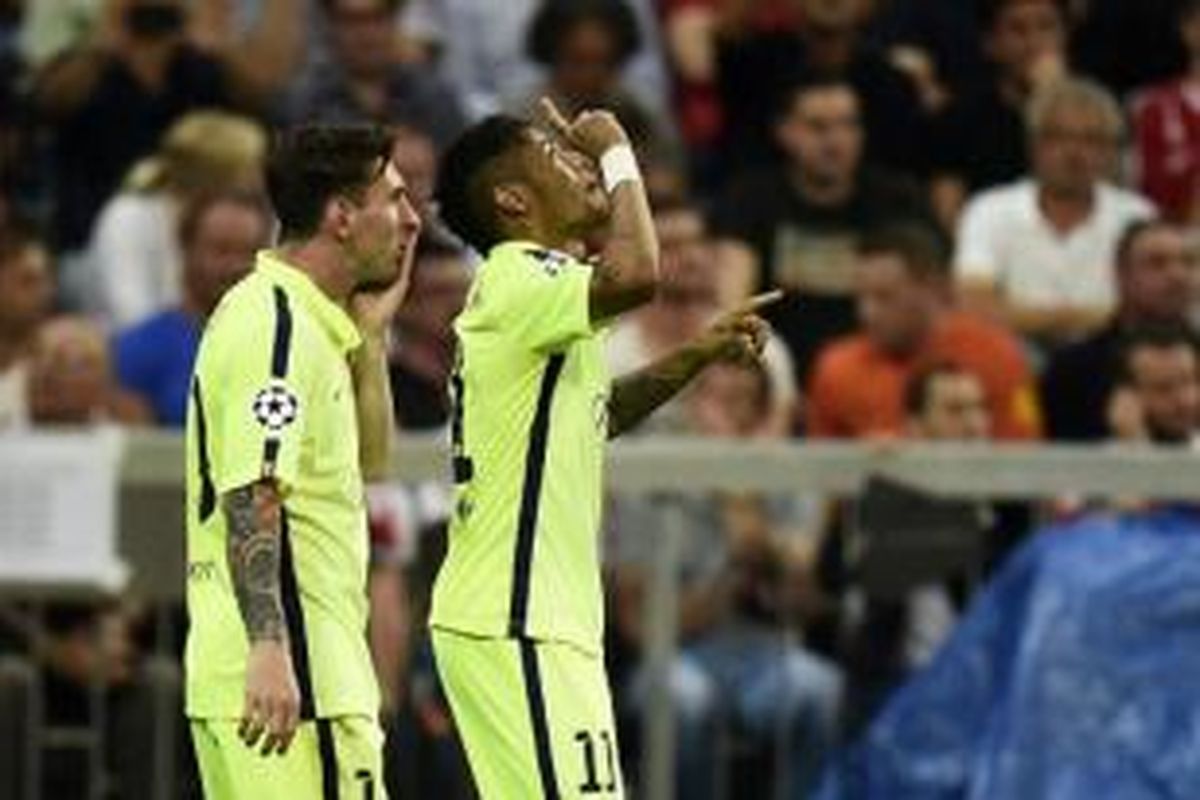 Striker Barcelona, Neymar (kanan), merayakan gol ke gawang Bayern Muenchen pada laga leg kedua semifinal Liga Champions di Stadion Allianz Arena, Muenchen, Selasa (12/5/2015).