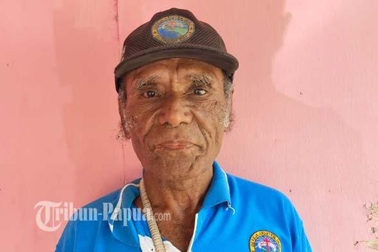 
\SOSOK - Karel Indey (65) yang menjadi pelopor konservasi Penyu Lekang di Kampung Yewena, Distrik Depapre Jayapura, Kamis (30/9/2021). 
