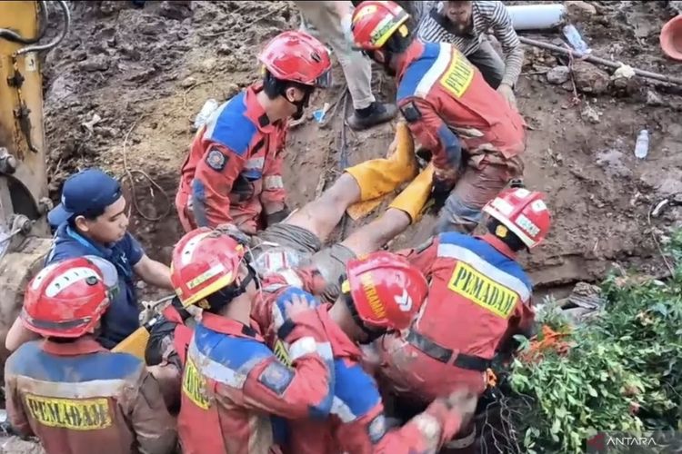 2 Pekerja Proyek di Jaktim Tertimpa Beton Turap hingga Terluka di Kepala