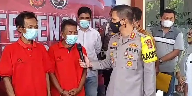 Polres Bogor, Jawa Barat, meringkus dua kakek berinisial E (65) dan S (50) setelah mengakui seluruh perbuatan bejatnya di Kecamatan Ciseeng, Kabupaten Bogor, Jawa Barat, Jumat (23/4/2021).