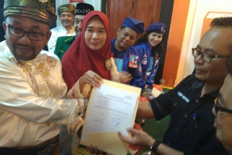 Pasangan Lis Darmansyah-Maya Suryanti (Lima) diusung PDI Perjuangan saat melakukan pendaftaran di KPU Tanjungpinang. Pasangan ini juga didukung partai koalisi, yaitu Partai Hanura, Demokrat, PAN, PKPI, dan PPP.