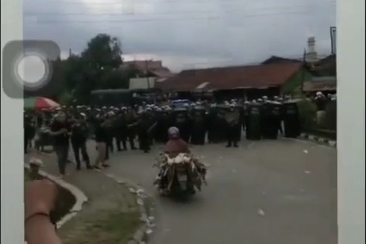 Tangkapan layar video emak-emak saat membawa puluhan bebek menerobos barikade polisi di Jalan Teuku Umar, Samarinda, Kaltim, Kamis (8/10/2020). 