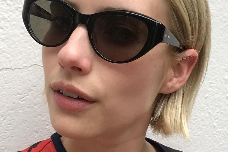 Model rambut pendek wanita 90s crop.