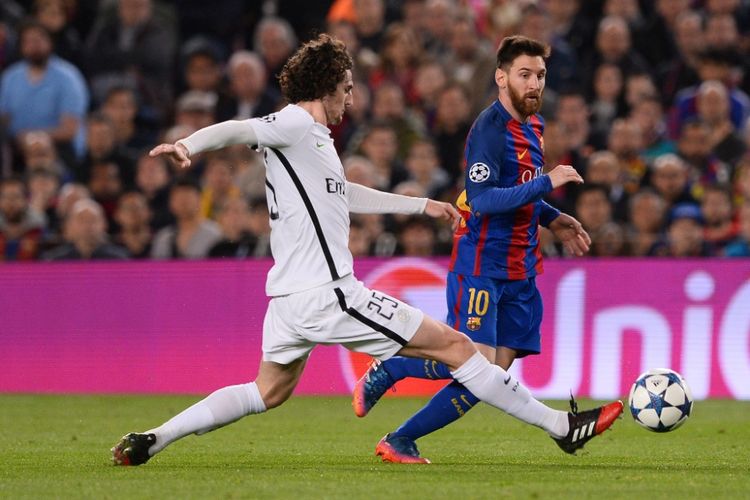 Adrien Rabiot (kiri) menghadang Lionel Messi saat Paris Saint-Germain melawan Barcelona pada partai babak 16 besar Liga Champions di Stadion Camp Nou, 8 Maret 2017.