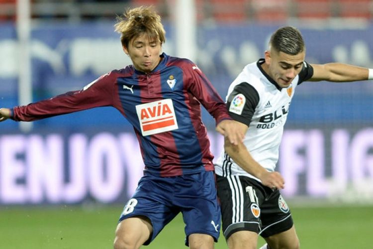 Winger SD Eibar, Takashi Inui (kiri), berduel dengan pemain Valencia CF, Andreas Pereira, dalam laga Liga Spanyol di Stadion Ipurua, Eibar, pada 16 Desember 2017.