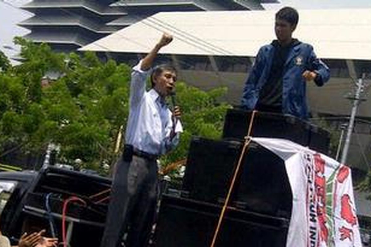 Peserta aksi demonstrasi dukung KPK dari Aliansi Masyarakat Anti Korupsi Jawa Tengah saat melakukan orasi di Jalan Pahlawan Semarang, Rabu (10/10/2012)