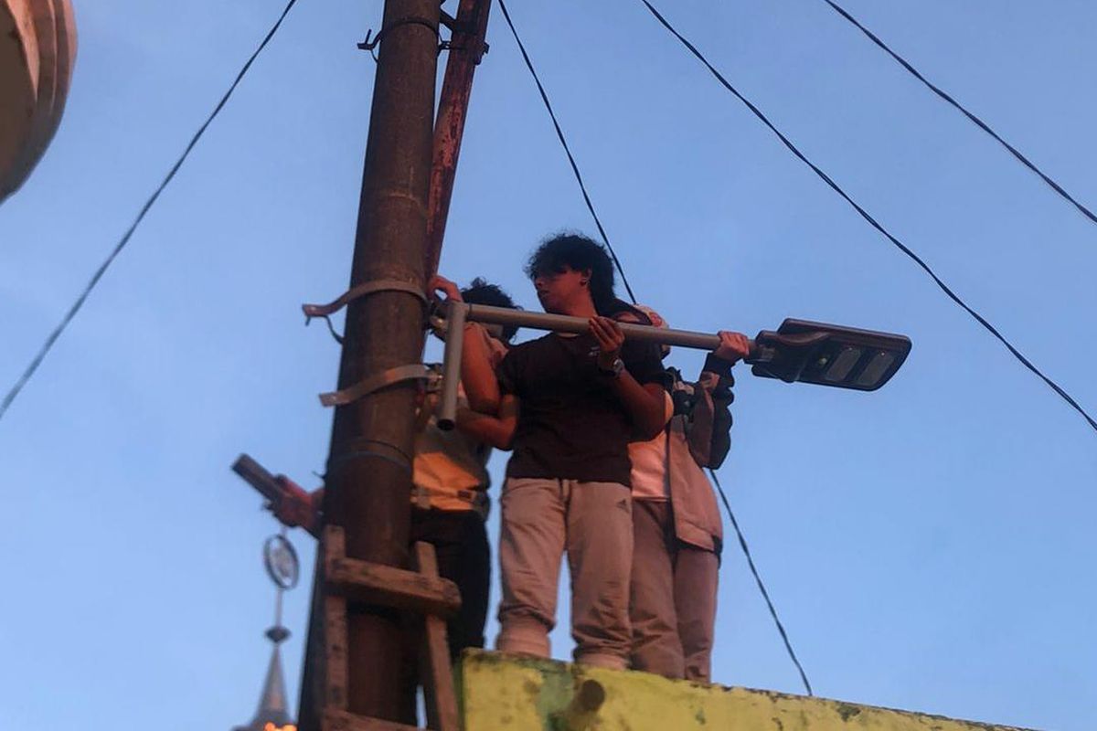 Pemasangan Lampu Jalan Bertenaga Surya di Dusun Kuri Caddi, Sulawesi Selatan, oleh tim Mahasiswa Universitas Pertamina, 2021.